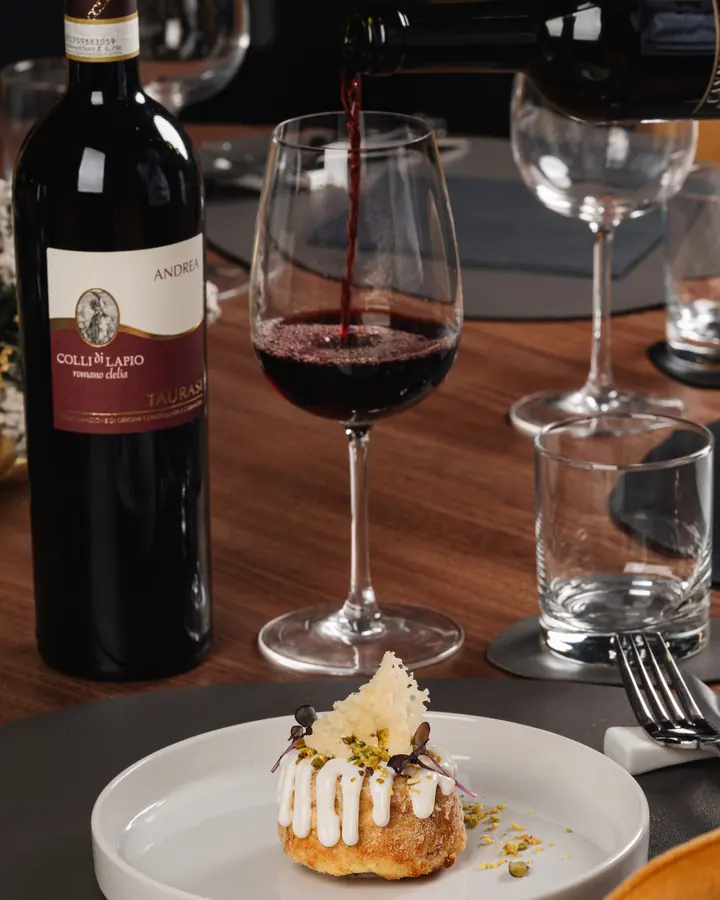 Vino rosso versato al tavolo
