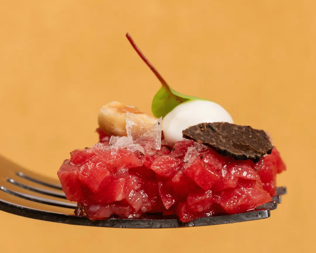 Tartare di manzo con tartufo servita sulla forchetta
