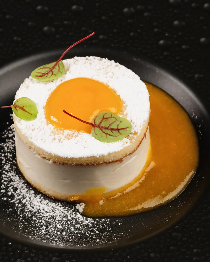 Dolce con crema all'arancia e zucchero a velo