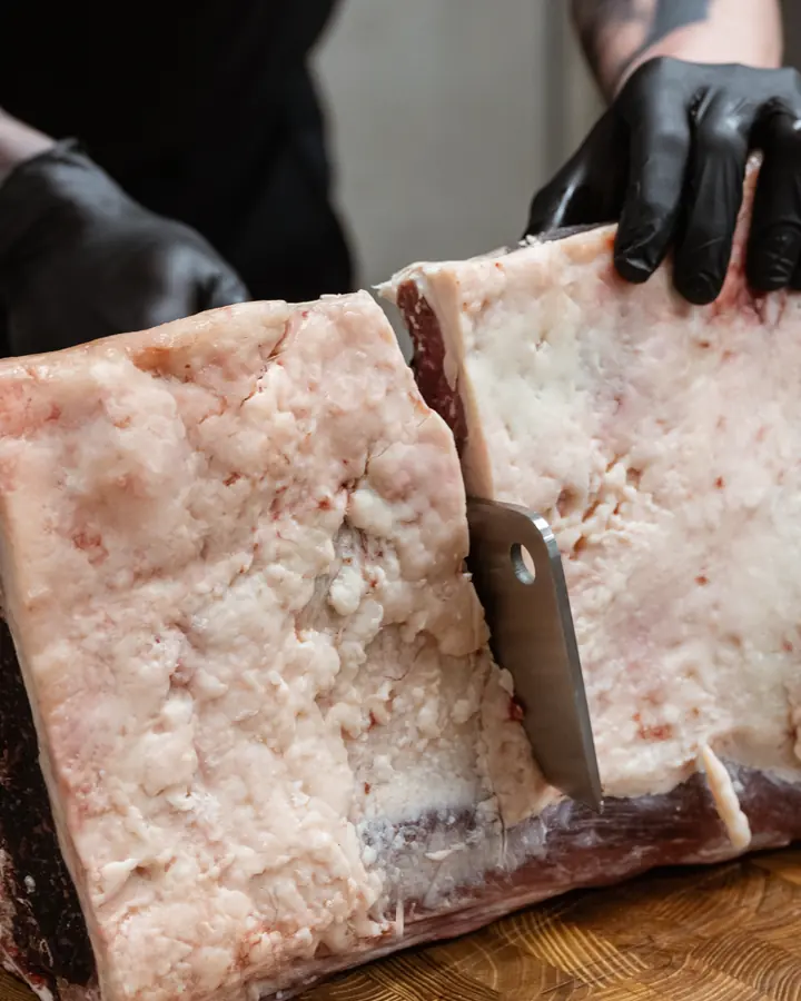 Pezzo di carne frollata tagliato a mano