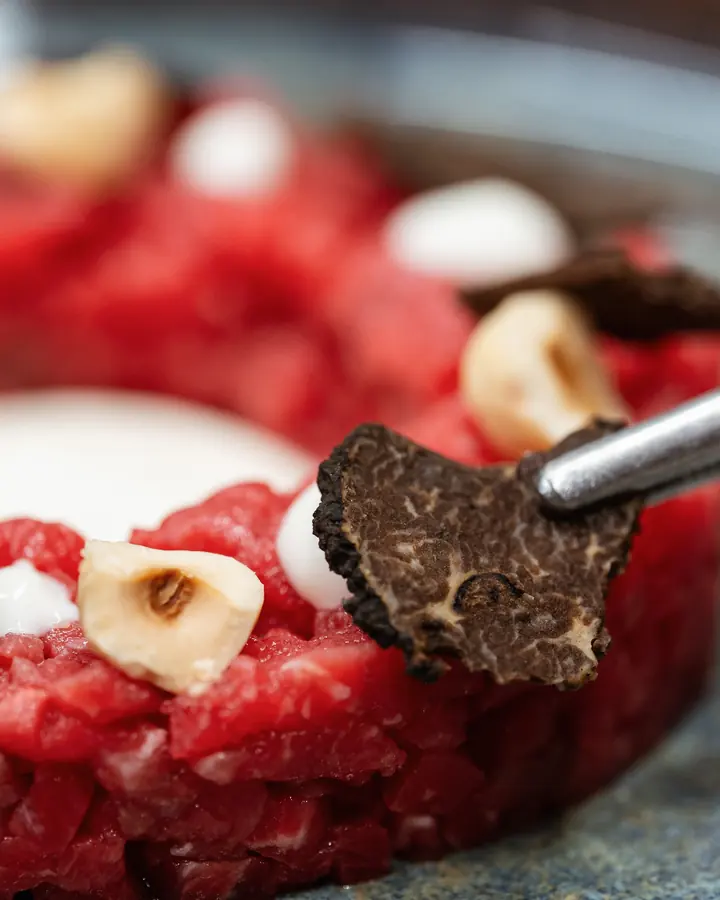 Tartare di manzo con tartufo nero